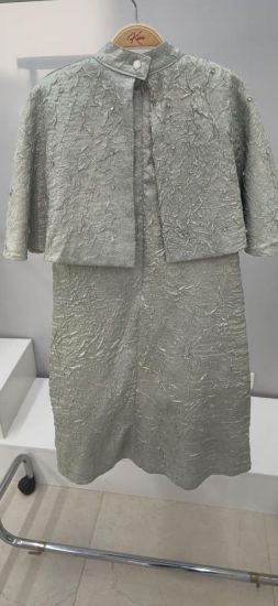 صورة فستان اخظر كلاسيكي انيق وجميل باللؤلؤ على الصدر